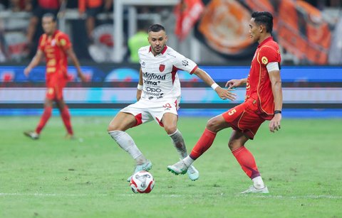 Pesepak bola Persija Jakarta Ridho Ramadhani  berusaha merebut bola dari pesepak bola Bali United Gustavo Franca pada pertandingan BRI Super League di Jakarta International Stadium (JIS), Jakarta, Minggu (14/9/2025).