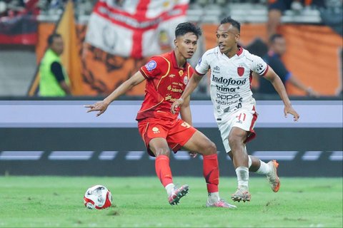 Pesepak bola Persija Jakarta Nico Saputra  berusaha merebut bola dari pesepak bola Bali United Irfan Jaya pada pertandingan BRI Super League di Jakarta International Stadium (JIS), Jakarta, Minggu (14/9/2025).