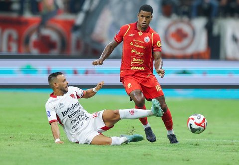 Pesepak bola Persija Jakarta Alan Cardoso mencoba untuk menghindari pesepak bola Bali United, Mirza Mustafic pada pertandingan BRI Super League di Jakarta International Stadium (JIS), Jakarta, Minggu (14/9/2025).
