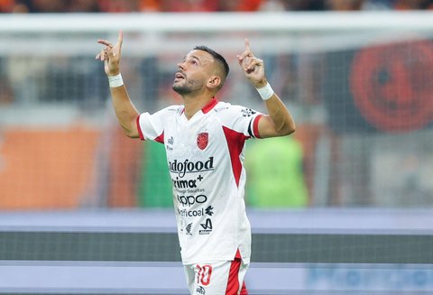Pesepak bola Bali United Mirza Mustafic merayakan gol ke gawang Persija Jakarta pada pertandingan BRI Super League di Jakarta International Stadium (JIS), Jakarta, Minggu (14/9/2025).