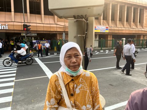 Uji Coba Pelican Crossing Baru di Stasiun Cikini, Warga 'Happy' Tak Lagi Lompat Pagar