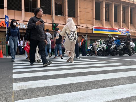 Uji Coba Pelican Crossing Baru di Stasiun Cikini, Warga 'Happy' Tak Lagi Lompat Pagar