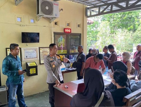 Polres Bangka mencatat lonjakan signifikan permohonan SKCK P3K dengan 250 lembar diterbitkan dalam sehari. Simak upaya Polres melayani kebutuhan mendesak ini!