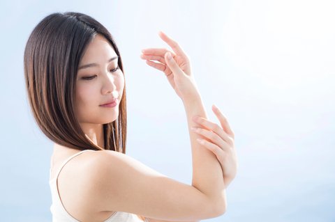 Ilustrasi perempuan dengan kulit sehat.