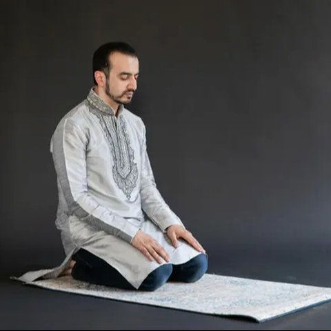 tata cara sholat qodho Ilustrasi dibuat AI