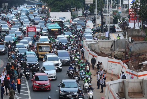 Kendaraan bermotor terjebak kemacetan lalu lintas akibat proyek galian yang memakan lajur jalan di ruas Jalan TB Simatupang, Fatmawati, Jakarta Selatan, Senin (15/09/2025).