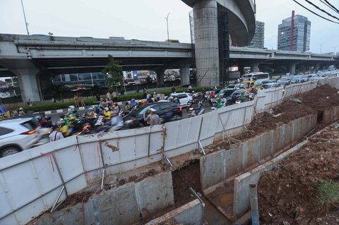 Kendaraan bermotor terjebak kemacetan lalu lintas akibat proyek galian yang memakan lajur jalan di ruas Jalan TB Simatupang, Fatmawati, Jakarta Selatan, Senin (15/09/2025).