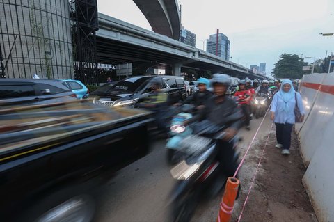 Kendaraan bermotor terjebak kemacetan lalu lintas akibat proyek galian yang memakan lajur jalan di ruas Jalan TB Simatupang, Fatmawati, Jakarta Selatan, Senin (15/09/2025).