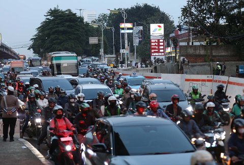 Kendaraan bermotor terjebak kemacetan lalu lintas akibat proyek galian yang memakan lajur jalan di ruas Jalan TB Simatupang, Fatmawati, Jakarta Selatan, Senin (15/09/2025).