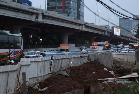 Kendaraan bermotor terjebak kemacetan lalu lintas akibat proyek galian yang memakan lajur jalan di ruas Jalan TB Simatupang, Fatmawati, Jakarta Selatan, Senin (15/09/2025).