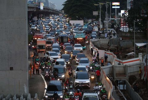 Kendaraan bermotor terjebak kemacetan lalu lintas akibat proyek galian yang memakan lajur jalan di ruas Jalan TB Simatupang, Fatmawati, Jakarta Selatan, Senin (15/09/2025).