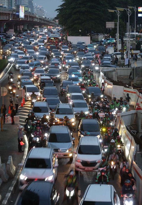 Kendaraan bermotor terjebak kemacetan lalu lintas akibat proyek galian yang memakan lajur jalan di ruas Jalan TB Simatupang, Fatmawati, Jakarta Selatan, Senin (15/09/2025).