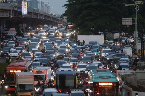 Kendaraan bermotor terjebak kemacetan lalu lintas akibat proyek galian yang memakan lajur jalan di ruas Jalan TB Simatupang, Fatmawati, Jakarta Selatan, Senin (15/09/2025).