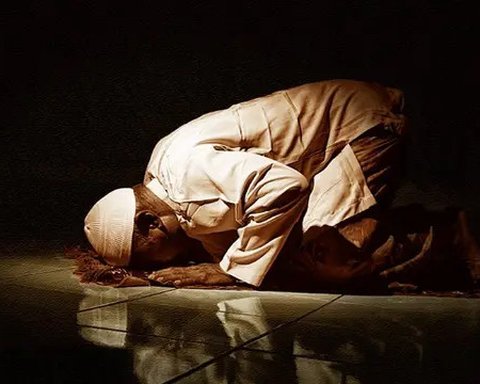 Ilustrasi salat, tahajud. (Photo by rawpixel.com on Freepik)