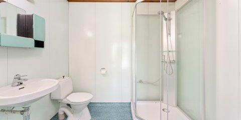 Desain Kamar Mandi Minimalis Kloset Jongkok Shower Nuansa Mewah.