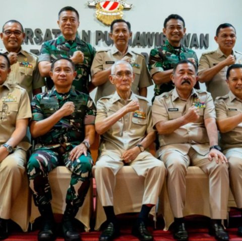 Momen Hangat Panglima TNI dan Jenderal Sepuh Try Sutrisno, Eratkan Tali Keprajuritan