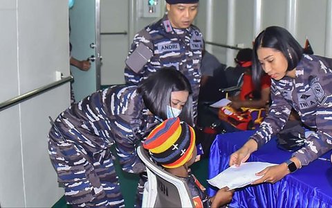 Prajurit TNI AL yang tergabung dalam Satuan Tugas (Satgas) Port Visit TNI AL 2025 melakukan pemeriksaan kesehatan warga di atas di KRI dr. Wahidin Sudirohusodo-991 (WSH-991) yang bersandar di dermaga T-Wharf, Port Moresby, Senin (15/09/2025).