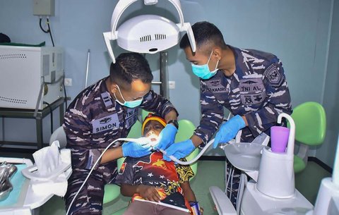 Prajurit TNI AL yang tergabung dalam Satuan Tugas (Satgas) Port Visit TNI AL 2025 melakukan pemeriksaan kesehatan warga di atas di KRI dr. Wahidin Sudirohusodo-991 (WSH-991) yang bersandar di dermaga T-Wharf, Port Moresby, Senin (15/09/2025).