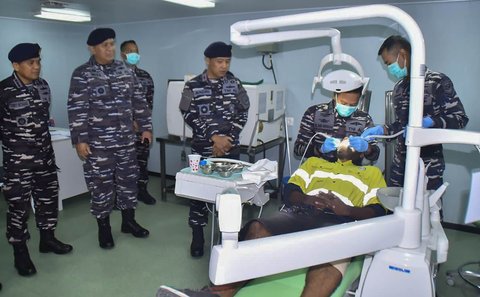 Prajurit TNI AL yang tergabung dalam Satuan Tugas (Satgas) Port Visit TNI AL 2025 melakukan pemeriksaan kesehatan warga di atas di KRI dr. Wahidin Sudirohusodo-991 (WSH-991) yang bersandar di dermaga T-Wharf, Port Moresby, Senin (15/09/2025).