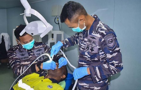 Prajurit TNI AL yang tergabung dalam Satuan Tugas (Satgas) Port Visit TNI AL 2025 melakukan pemeriksaan kesehatan warga di atas di KRI dr. Wahidin Sudirohusodo-991 (WSH-991) yang bersandar di dermaga T-Wharf, Port Moresby, Senin (15/09/2025).