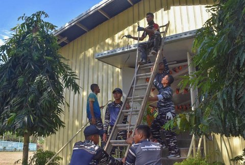 Prajurit TNI AL yang tergabung dalam Satuan Tugas (Satgas) Port Visit TNI AL 2025 bergotong royong bersama masyarakat merenovasi  Gereja Tokarara Christian Fellowship (TCF), Port Moresby, Senin (15/09/2025).