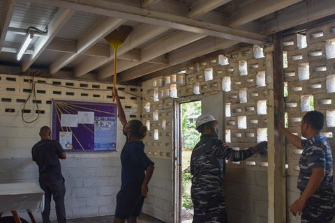 Prajurit TNI AL yang tergabung dalam Satuan Tugas (Satgas) Port Visit TNI AL 2025 bergotong royong bersama masyarakat merenovasi  Gereja Tokarara Christian Fellowship (TCF), Port Moresby, Senin (15/09/2025).