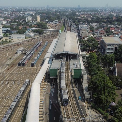 Rangkaian kereta Mass Rapid Transit (MRT) Jakarta terlihat di Stasiun Lebak Bulus, Jakarta Selatan, Kamis  (31/7/2025). (merdeka.com/Arie Basuki)