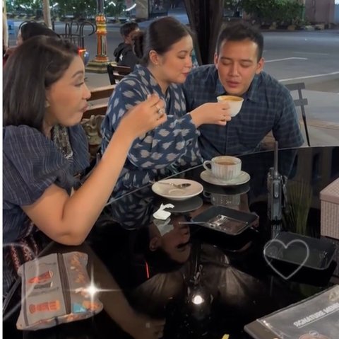 Eks Panglima TNI dan Istri Seruput Kopi Legend Asal&nbsp;Gunung&nbsp;Wilis, Kompaknya Enggak Kalah Sama Anak dan Menantu