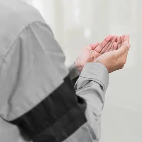 Ilustrasi seorang muslim berdoa, Islam. (Photo by Masjid Pogung Dalangan on Unsplash)