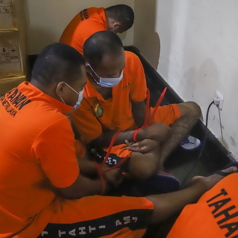 Kabid Humas Polda Metro Jaya, Brigjen Pol Ade Ary Syam Indradi (kedua kiri) ,  Dirreskrimum Polda Metro Jaya Kombes Wira Satya Triputra (tengah) dan Danpomdam Jaya Kolonel CPM Donny Agus Triputra (kedua kana)n menunjukkan barang bukti saat konferensi pers kasus penculikan dan pembunuhan pegawai bank  di Mapolda Metro Jaya, Jakarta Selatan, Selasa (16/9/2025).