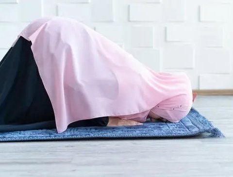Ilustrasi Muslimah Menunaikan Sholat Credit: freepik.com