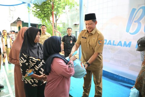 HUT Ke-15 BNPP, Mendagri selaku Kepala BNPP Bagikan 2.000 Paket Sembako kepada Warga Tanah Tinggi