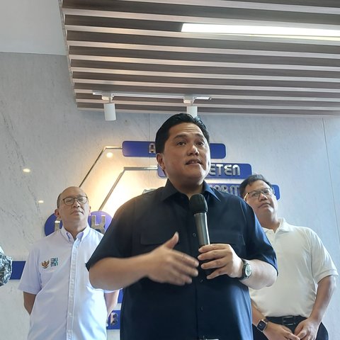 Menteri BUMN Erick Thohir di Kementerian BUMN, Selasa (1/8/2023). Erick Thohir mengungkap alasan penunjukkan Rosan Roeslani menjadi Wakil Komisaris Utama Pertamina. (Arief/Liputan6.com)