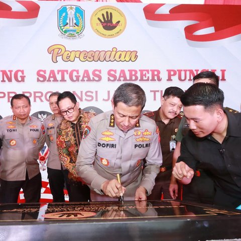 Irwasum Mabes Polri Komjen Pol Ahmad Dofiri meresmikan gedung Saber Pungli Polda Jatim. (Dian Kurniawan/Liputan6.com)