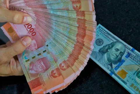 Nilai tukar mata uang rupiah terhadap dolar, selalu mengalami perubahan setiap saat terkadang melemah terkadang juga dapat menguat.