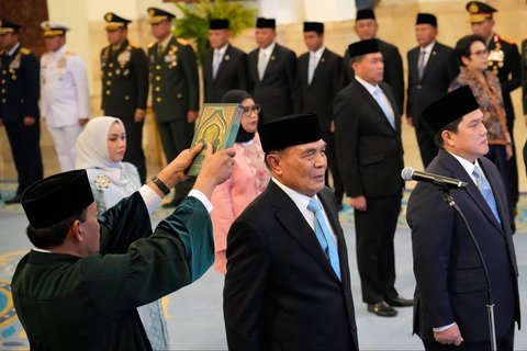 Menteri Koordinator Politik dan Keamanan yang baru dilantik, Djamari Chaniago (tengah), dan Menteri Pemuda dan Olahraga, Erick Thohir (kanan) saat upacara pelantikan di Istana Kepresidenan, Jakarta, Rabu (17/09/2025).