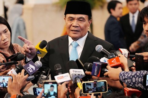 Menteri Koordinator Politik dan Keamanan (Menkopolkam) Djamari Chaniago yang baru dilantik berbicara kepada wartawan usai upacara pelantikan menteri kabinet baru di Istana Kepresidenan, Jakarta, Rabu (17/09/2025).