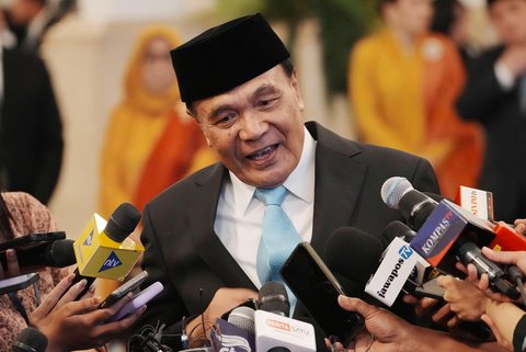 Menteri Koordinator Politik dan Keamanan (Menkopolkam) Djamari Chaniago yang baru dilantik berbicara kepada wartawan usai upacara pelantikan menteri kabinet baru di Istana Kepresidenan, Jakarta, Rabu (17/09/2025).