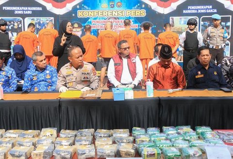 Kapolda Sumbar Irjen Pol Gatot Tri Suryanta  saat konferensi pers pengungkapan kasus peredaran narkotika sepanjang Juli hingga September 2025 di Mapolda Sumbar, Padang. Rabu (17/9/2025).