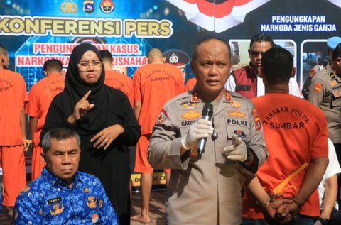 Kapolda Sumbar Irjen Pol Gatot Tri Suryanta  saat konferensi pers pengungkapan kasus peredaran narkotika sepanjang Juli hingga September 2025 di Mapolda Sumbar, Padang. Rabu (17/9/2025).