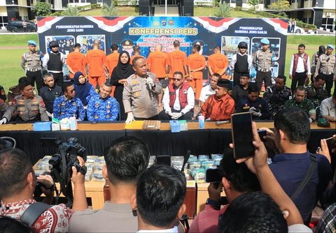 Kapolda Sumbar Irjen Pol Gatot Tri Suryanta  saat konferensi pers pengungkapan kasus peredaran narkotika sepanjang Juli hingga September 2025 di Mapolda Sumbar, Padang. Rabu (17/9/2025).