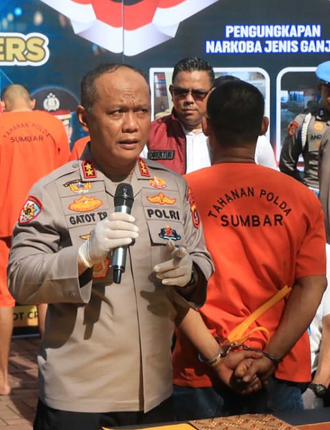 Kapolda Sumbar Irjen Pol Gatot Tri Suryanta  saat konferensi pers pengungkapan kasus peredaran narkotika sepanjang Juli hingga September 2025 di Mapolda Sumbar, Padang. Rabu (17/9/2025).