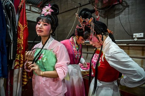 Penari opera tradisional Tiongkok dari Dongshan, Tiongkok sebelum tampil pada hari pertama pertunjukan untuk komunitas Tionghoa di Vihara Budhi Dharma di Tandem, Sumatera Utara (16/09/2025).
