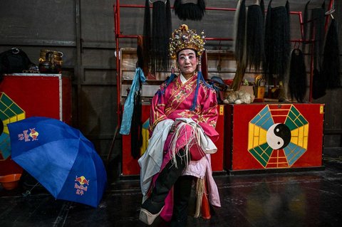 Penari opera tradisional Tiongkok dari Dongshan, Tiongkok sebelum tampil pada hari pertama pertunjukan untuk komunitas Tionghoa di Vihara Budhi Dharma di Tandem, Sumatera Utara (16/09/2025).