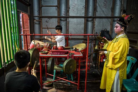Para musisi dan penari opera tradisional Tiongkok dari Dongshan, Tiongkok, yang dikenal sebagai wayang orang Tiongkok, memainkan alat musik di sisi panggung saat tampil pada hari pertama pertunjukan bagi komunitas Tionghoa setempat di Vihara Budhi Dharma di Tandem, Sumatera Utara, Sumatera Utara (16/09/2025).