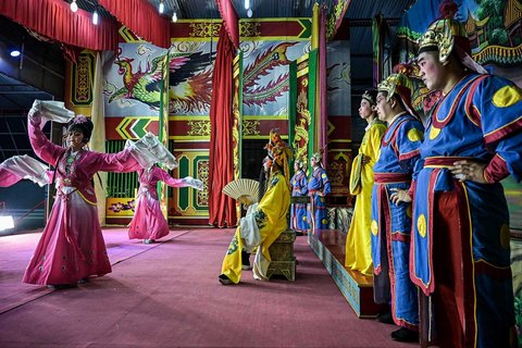 Penari opera tradisional Tiongkok dari Dongshan, Tiongkok tampil pada hari pertama pertunjukan untuk komunitas Tionghoa di Vihara Budhi Dharma di Tandem, Sumatera Utara (16/09/2025).