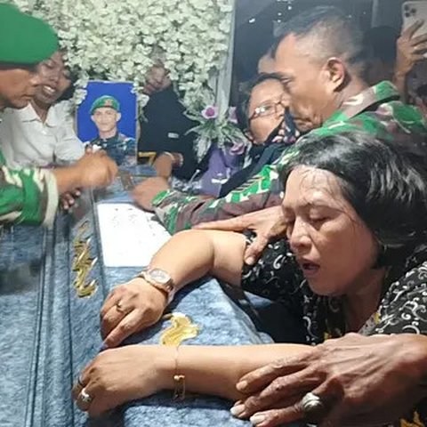 Ratapan pilu orang tua Prada Lucky Namo saat peti jenazah ditutup (Liputan6.com/Ola Keda)