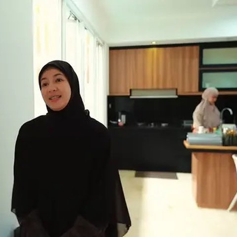 Potret Dapur Rumah Baru Natasha Rizky (created by AI)