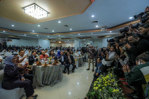 Menteri Pemuda dan Olahraga Erick Thohir saat serah terima jabatan dari pejabat lama Dito Ariotedjo di Kantor Kemenpora, Jakarta, Kamis (18/9/2025