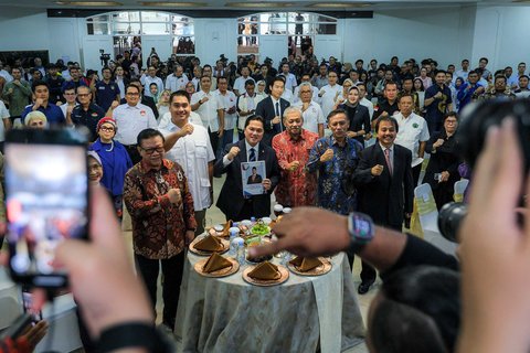 Menteri Pemuda dan Olahraga Erick Thohir saat serah terima jabatan dari pejabat lama Dito Ariotedjo di Kantor Kemenpora, Jakarta, Kamis (18/9/2025